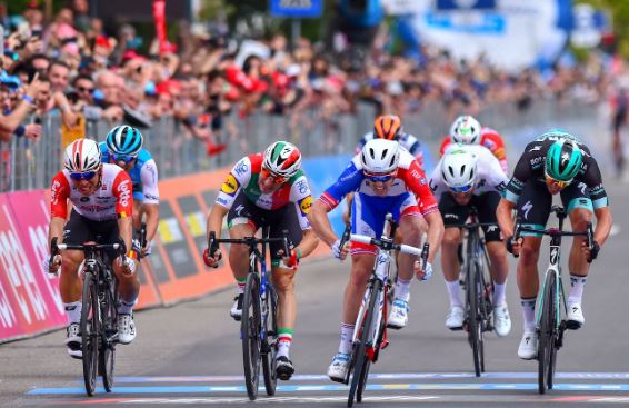 Demare wins st10 Giro19
