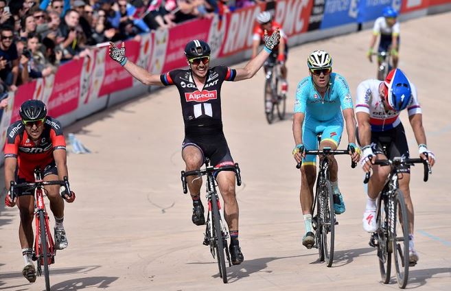 Paris Roubaix finish degenkolb 2015